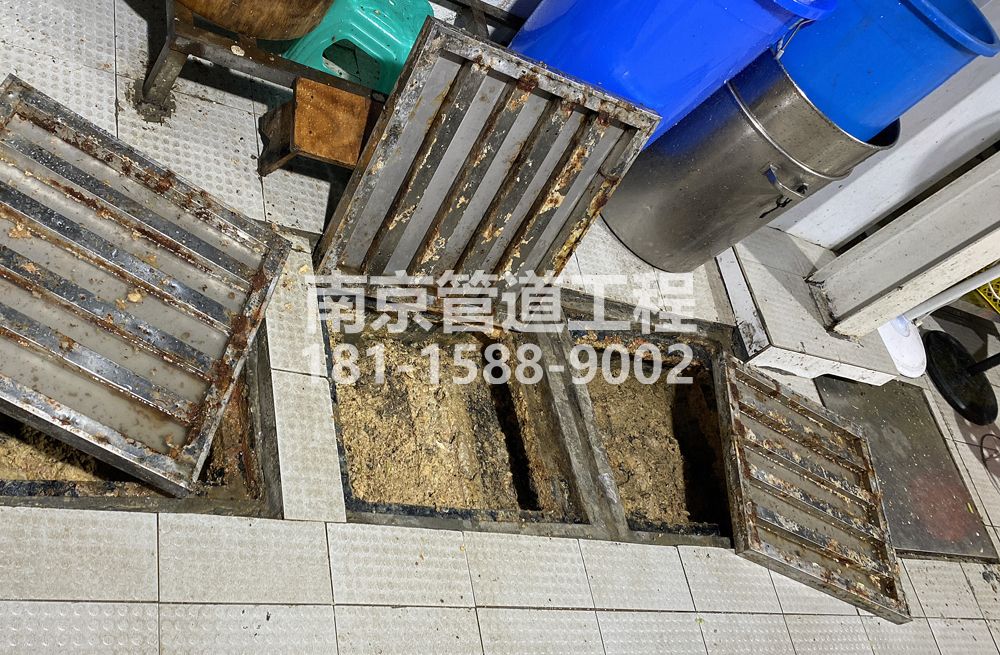 278建德城管中队食堂隔油池清理
